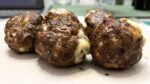 Polpette di cinghiale fatte in casa con ripieno di formaggio filante