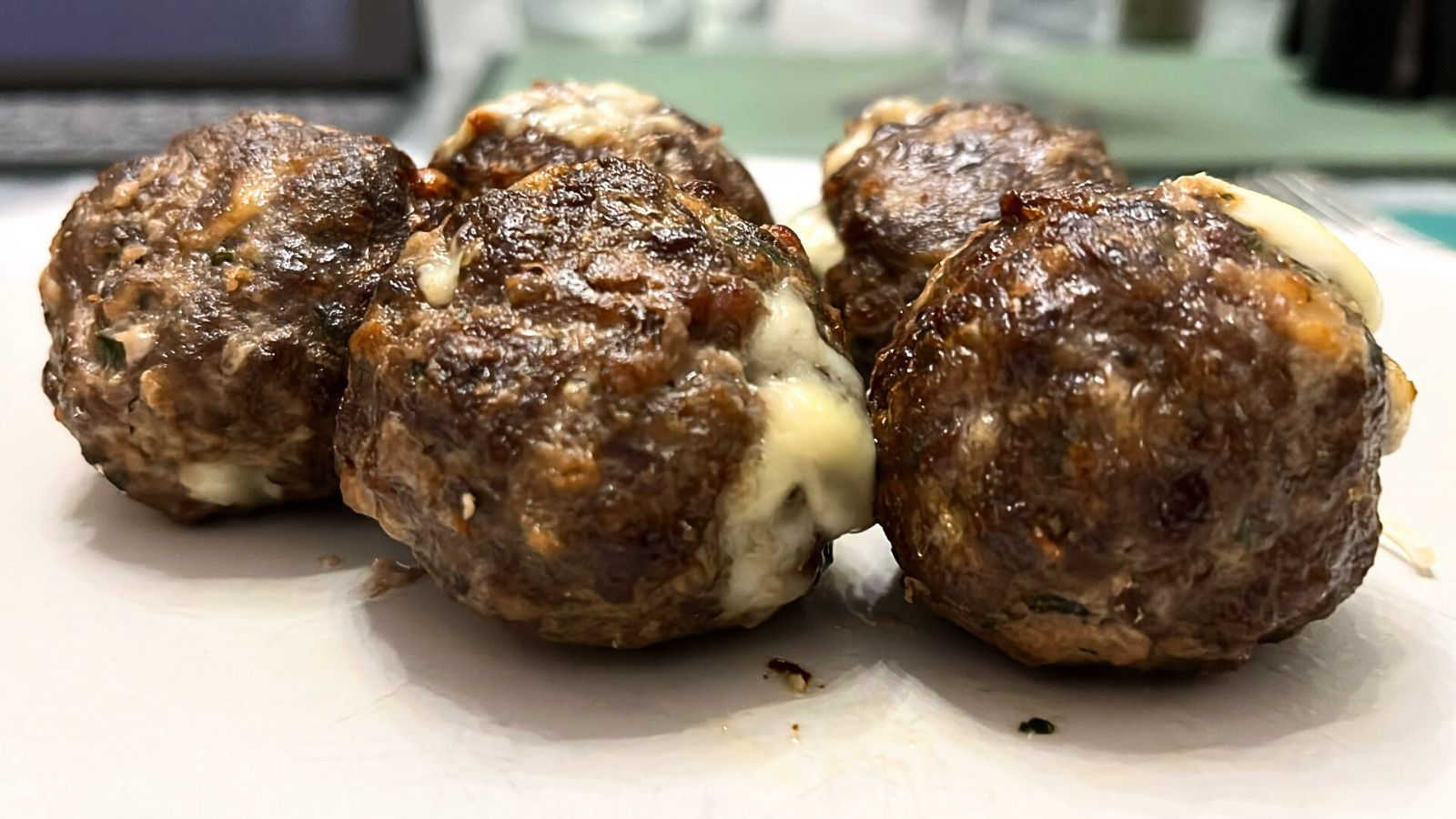 Polpette di cinghiale fatte in casa con ripieno di formaggio filante