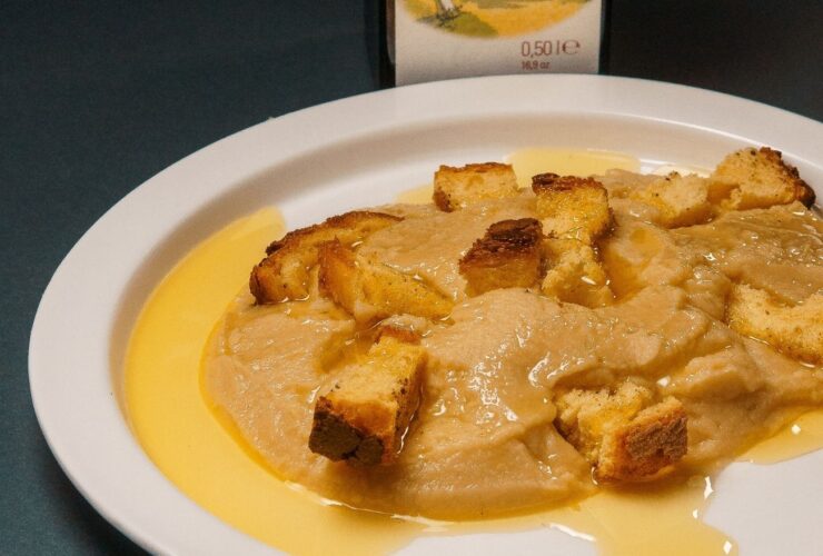 Purea di fave secche con pane tostato
