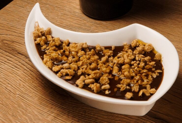 Mousse al cioccolato servita in una coppa di vetro, un esempio di dolce al cucchiaio elegante